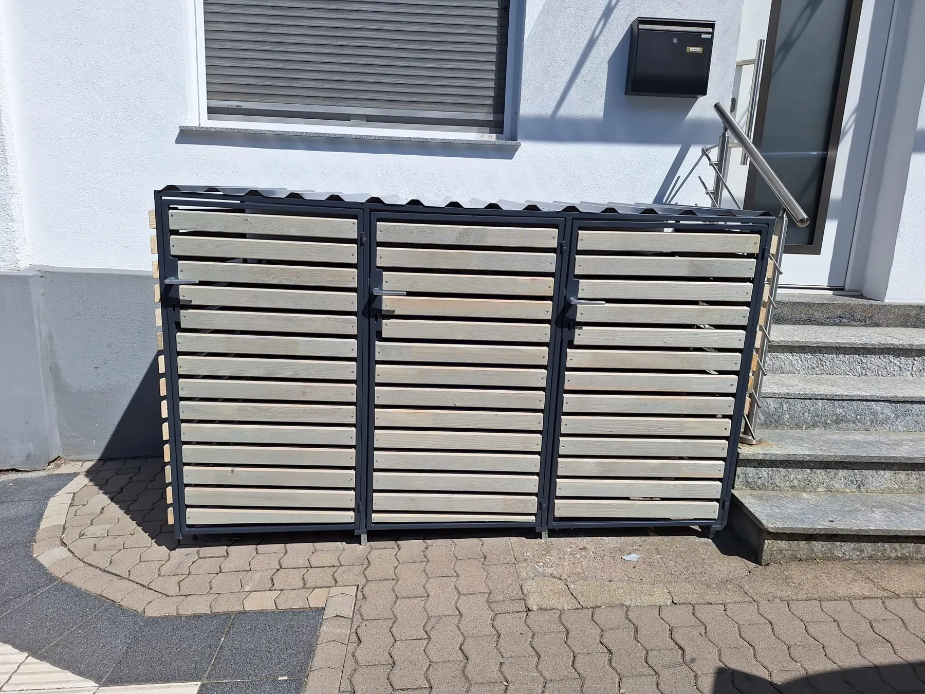 Montierte Mülltonnenbox