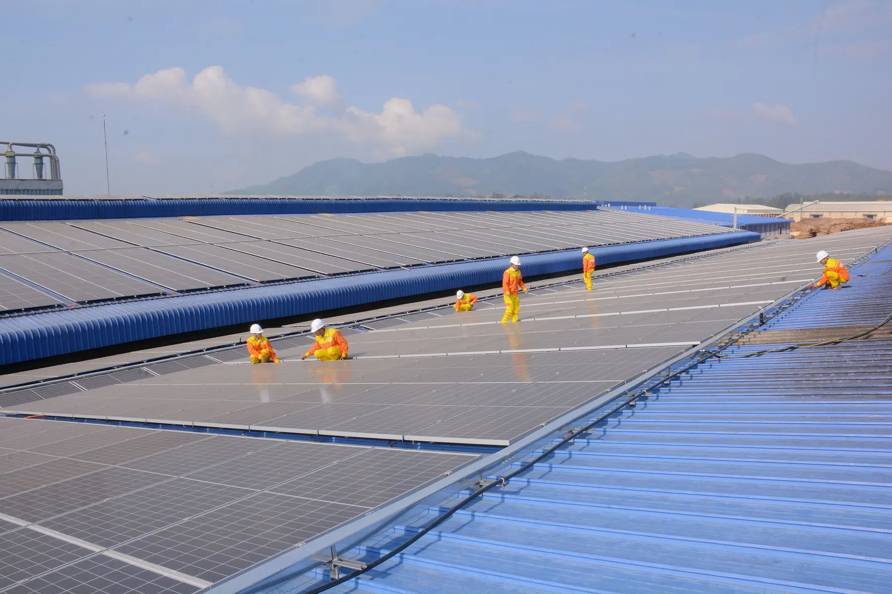 Photovoltaik-Großanlage auf einem Hallendach